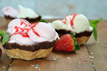 STRAWBERRY AND VANILLA ICE CREAM