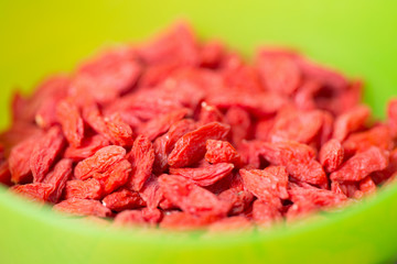 dried goji berries in green bowl