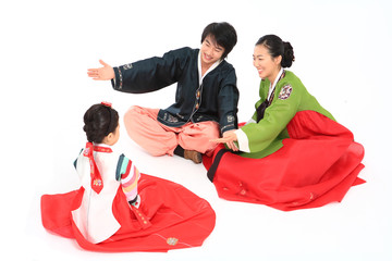 한복 입은 한국인 가족