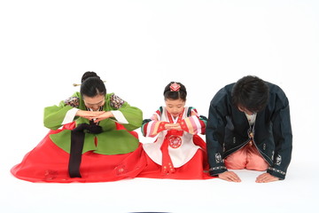 한복 입은 한국인 가족