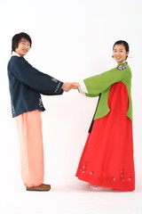 한복 입은 젊은 한국인 커플