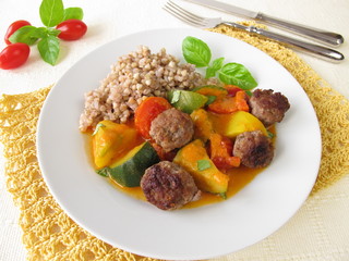 Gemüsepfanne mit Fleischbällchen und Buchweizen