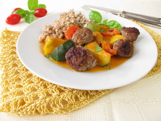 Gemüsepfanne mit Fleischbällchen und Buchweizen