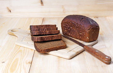 Sliced rye bread on cutting board
