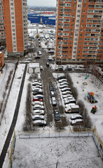 Во дворе жилого многоквартирного дома зимним...