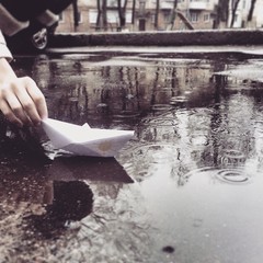 капли дождя в луже