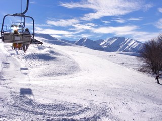 Seggiovia e sciatori. Panorama invernale montano