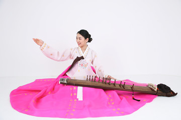 가야금을 뜯는 한복 입은 여성