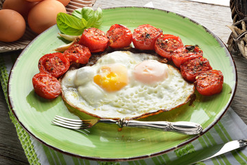 uova al tegamino con pomodorini al forno