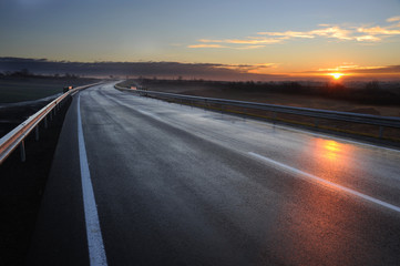 Neue Schnellstraße kurz vor der Eröffnung bei Sonnenaufgang