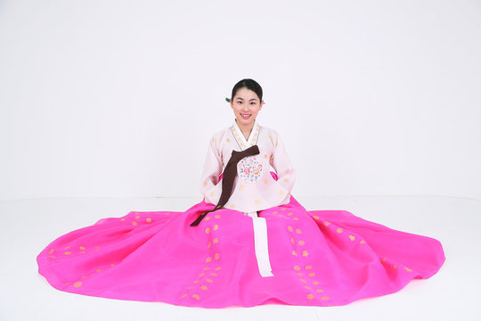판소리하는 한복 입은 여성