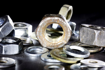 старые гайки и болты