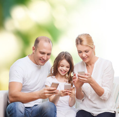 Obraz na płótnie Canvas happy family with smartphones