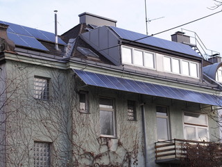 Fototapeta na wymiar Eigenheim mit Solarstrom 