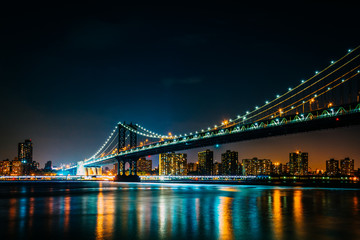 Manhattan Bridge bei Nacht, gesehen vom Brooklyn Bridge Park in Br