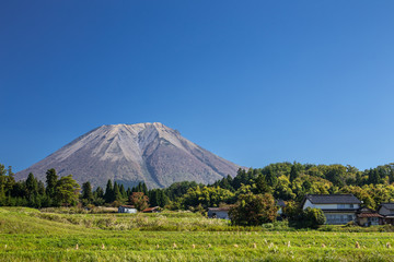 Fototapeta premium 大山の見える風景
