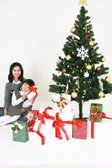 크리스마스 트리 옆의 사람들