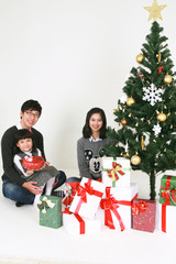 크리스마스 트리 옆의 사람들