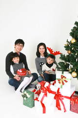 크리스마스 트리 옆의 사람들