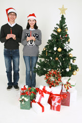 크리스마스 트리 옆의 사람들