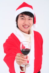 산타복장을 한 사람과 선물들