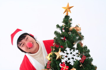 산타복장을 한 사람과 선물들