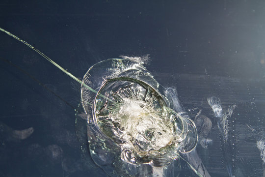 Verbundsicherheitsglas mit Schussspuren