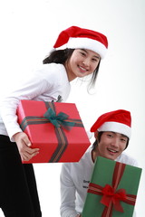 산타 모자를 쓴 젊은 사람들과 크리스마스트리