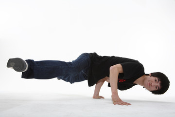 Obraz premium 스튜디오에서 비보잉을 하는 젊은 남자