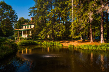 Fototapeta na wymiar Pond and Glen Iris Inn, at Letchworth State Park, New York.