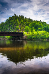 Fototapeta premium Railroad bridge and mountain along the Lehigh River in Lehigh Go