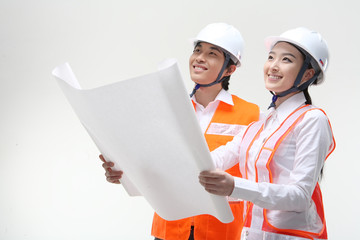 안전모를 쓴 건축현장의 사람들