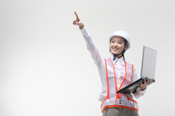 안전모를 쓴 건축현장의 사람들