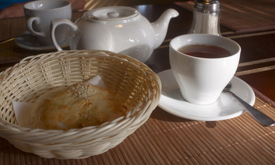 Булочка и чай на завтрак