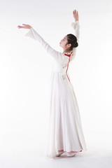 Obraz premium 한국 무용을 하고 있는 성인 여성 