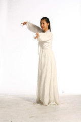 Fototapeta na wymiar 하얀 한복으로 입고 무용을 하는 성인 여성