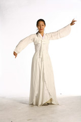 Fototapeta na wymiar 하얀 한복으로 입고 무용을 하는 성인 여성