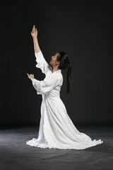 Fototapeta premium 하얀 한복으로 입고 무용을 하는 성인 여성