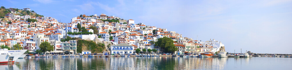 Fototapeta na wymiar Panoramic foto of Skopelos city