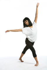 현대 무용을 하고 있는 젊은 여성