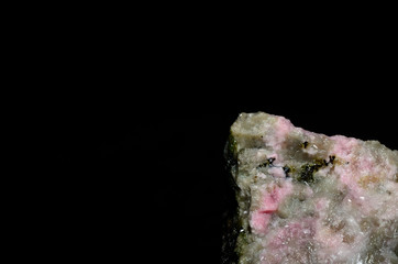 stein pink thulit auf schwarz