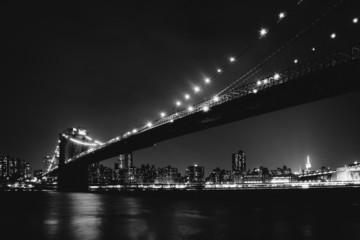 Fototapeta premium The Brooklyn Bridge at night seen from Brooklyn Bridge Park, New