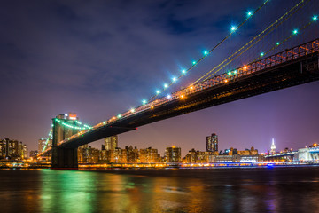 Fototapeta na wymiar The Brooklyn Bridge at night seen from Brooklyn Bridge Park, New