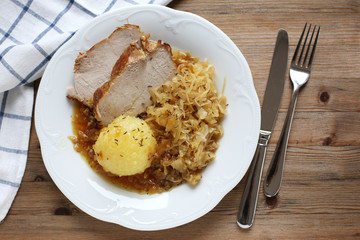 Schweinebraten mit Kloß und Sauerkraut