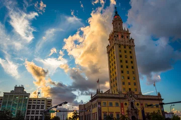 Selbstklebende Fototapeten The Freedom Tower at sunset in downtown Miami, Florida. © jonbilous