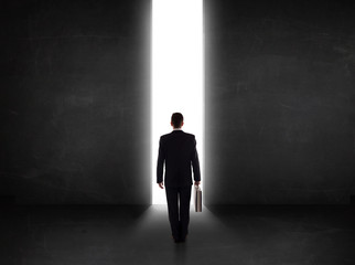 Obraz premium Business person looking at wall with light tunnel opening