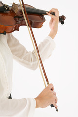 스튜디오 안의 여성 바이올리니스트