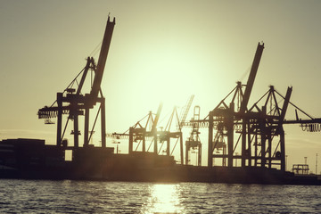 Fototapeta na wymiar Containerhafen in Hamburg bei Sonnenuntergang