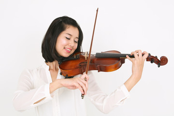 스튜디오 안의 여성 바이올리니스트