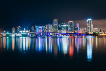 Naklejka premium The Miami Skyline at night, seen from Watson Island, Miami, Flor